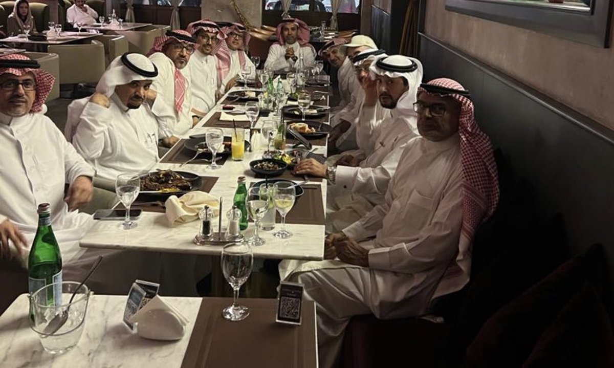 FahadAlajlan's tweet photo. اليوم …لقاء جميل مع أصدقاء الروح  زملاء برنامج القيادة  والادارة المتقدمة بجامعة #اكسفورد عام 2010 م  …ذكريات لا تنسى وتجارب لا تمحى …. أسماء لامعة اليوم في القطاعين  العام والخاص ….  ذخائر الحياة هم #الاصدقاء 

#مختصر_قد_يفيد https://t.co/6ZwBYQZbeY