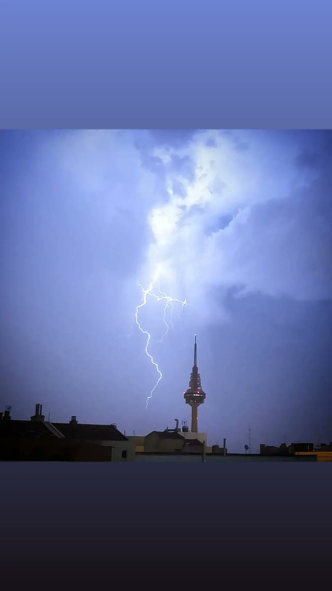 arkaimcab's tweet photo. Noche de tormentas en Madrid. #piruli #madrid #tormenta #relámpago #storm #lightning https://t.co/e8VkXvORxA