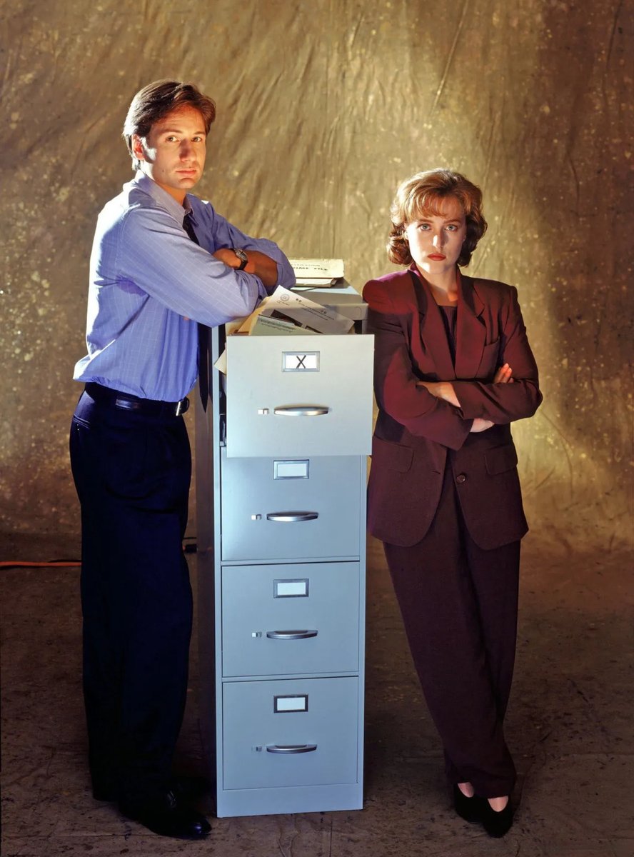 HumanoidHistory's tweet photo. THE X-FILES premiered on this night in 1993. https://t.co/hnac1Rb96H
