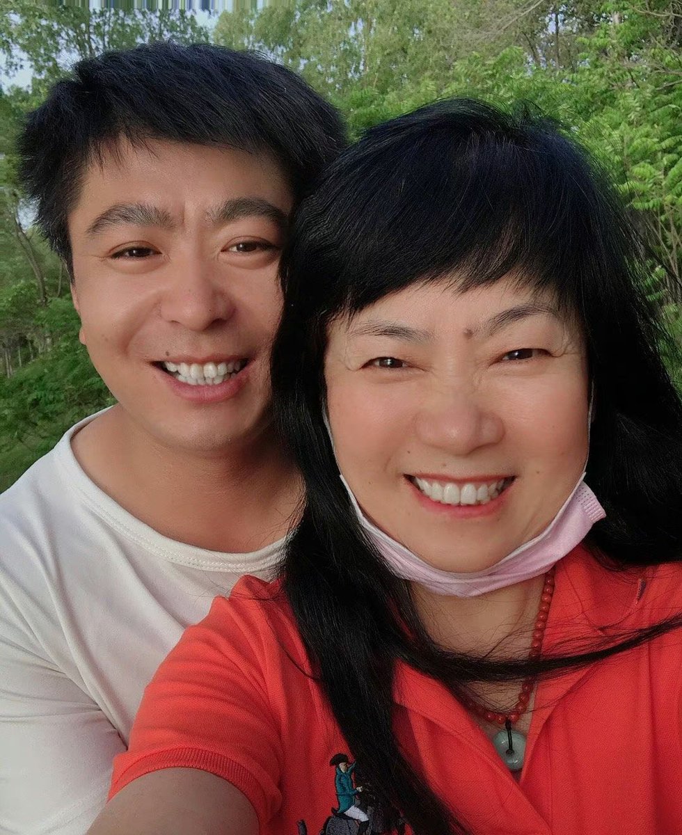 老妈一大早卖萌说想我了，还给我发了几张以前腻在一起的照片，让我请假陪她玩两天，请假可能批不了，没办法，老妈最大，旷工也得去啊，希望老妈满意吧 https://t.co/8NLaNCPIIK