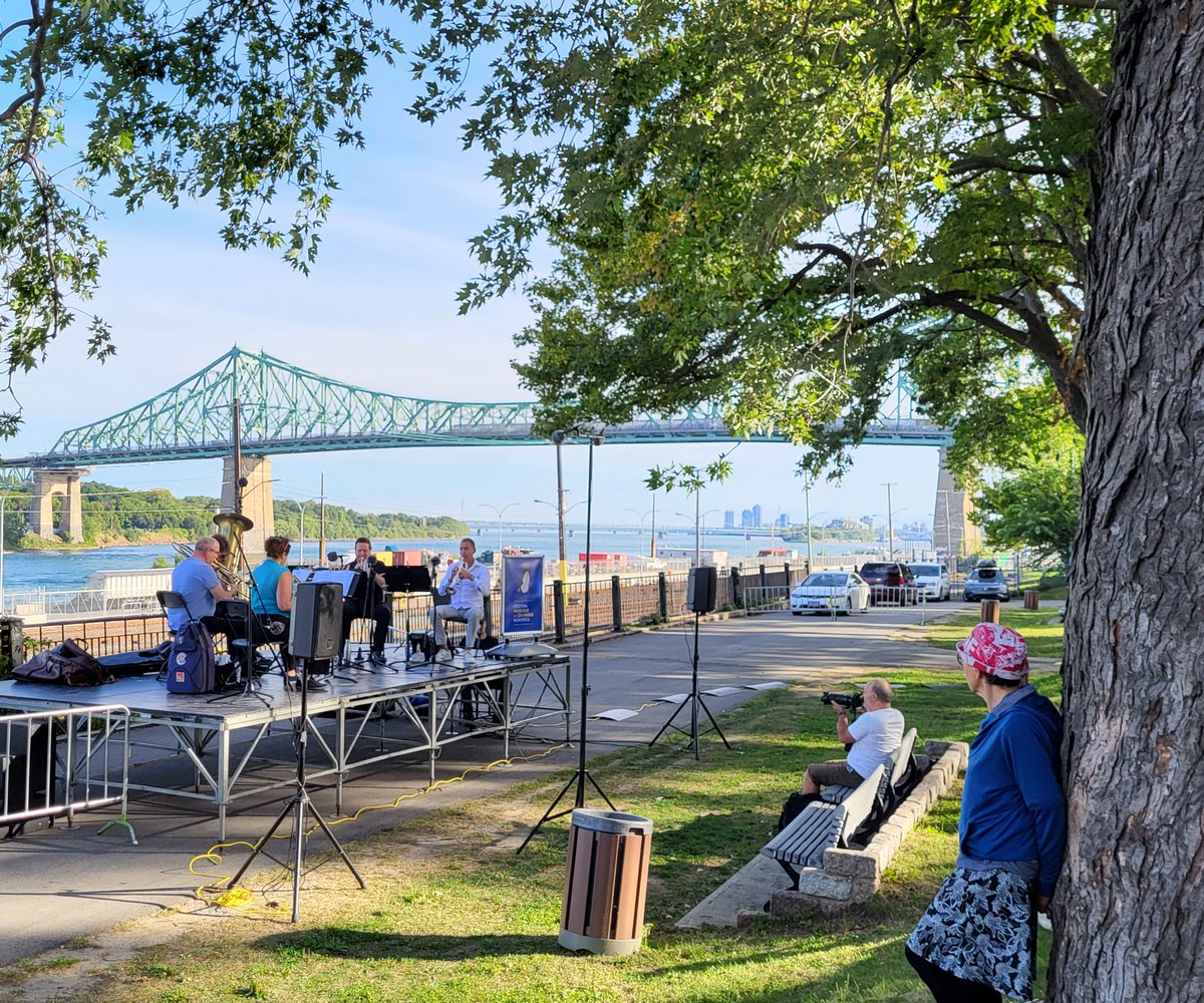 Notre marquise lors de la Fete de quartier au parc du Pied-du-Courant hier!
