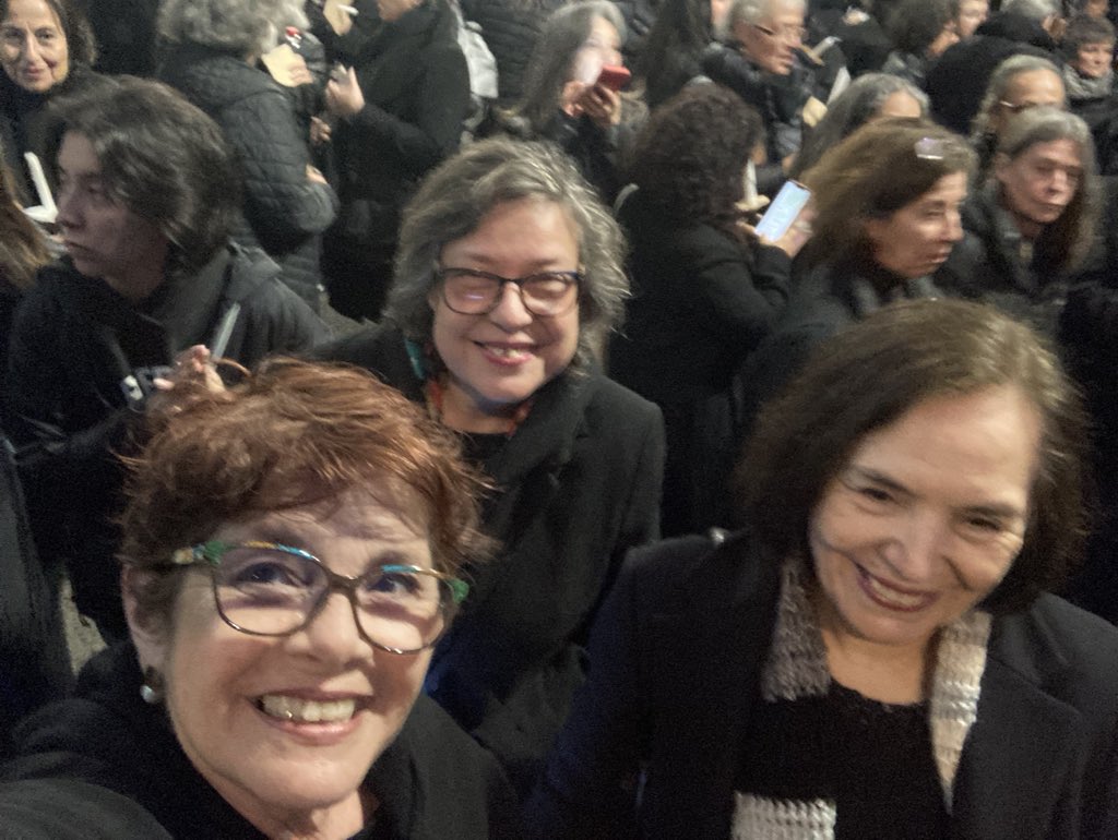 LyaGonzalez1's tweet photo. Esperando que sean las 20.00 para iniciar nuestra marcha, rodearemos la moneda, unidas como ayer hoy y mañana para que #NuncaMas https://t.co/NXDvuFWxKz