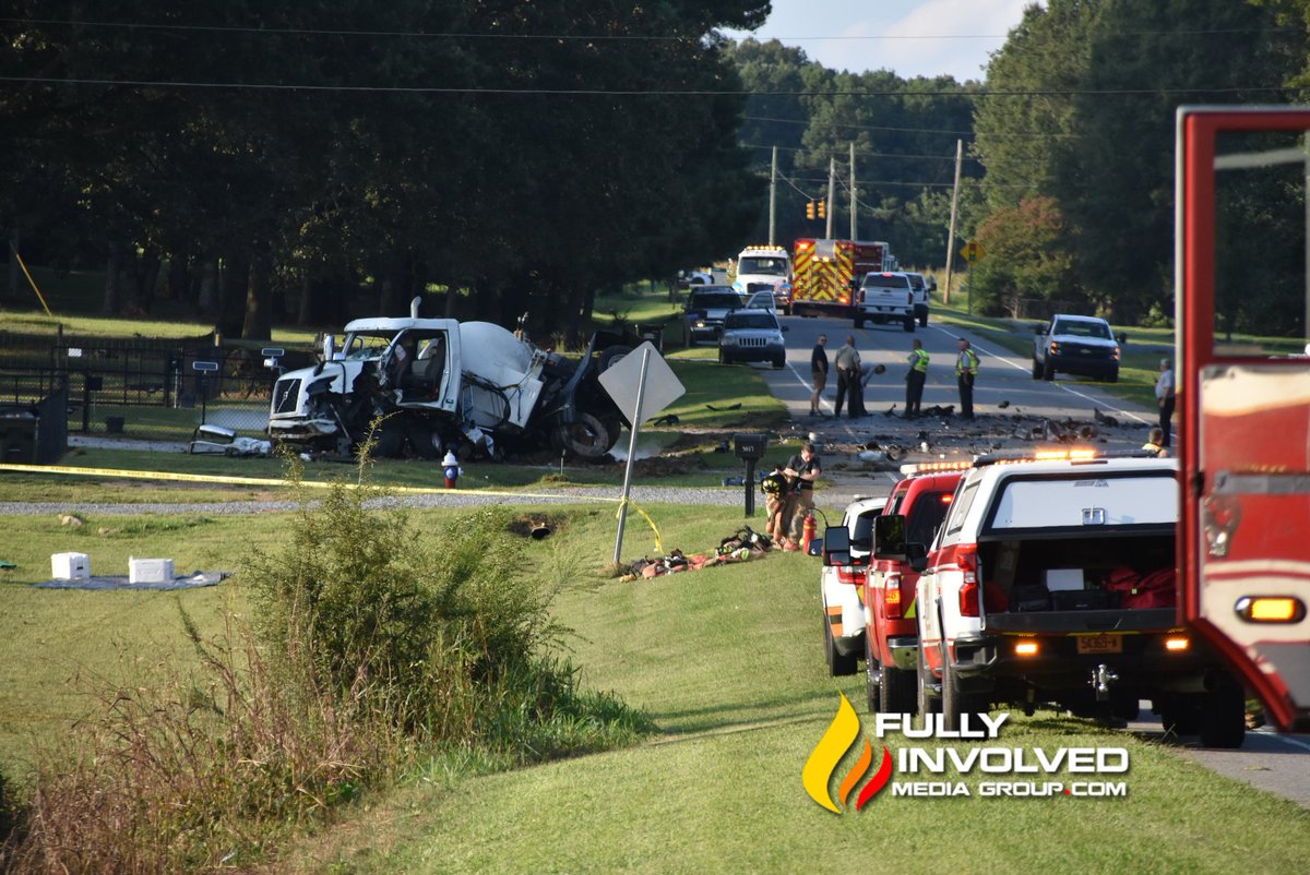 FullyInvMedia's tweet image. A Deadly Crash involving a propane tanker and SUV has US-601 shutdown Monroe, NC. Firefighters had to cut free occupants from both the Tanker &amp;amp; SUV. Large Propane Leak across US-601.