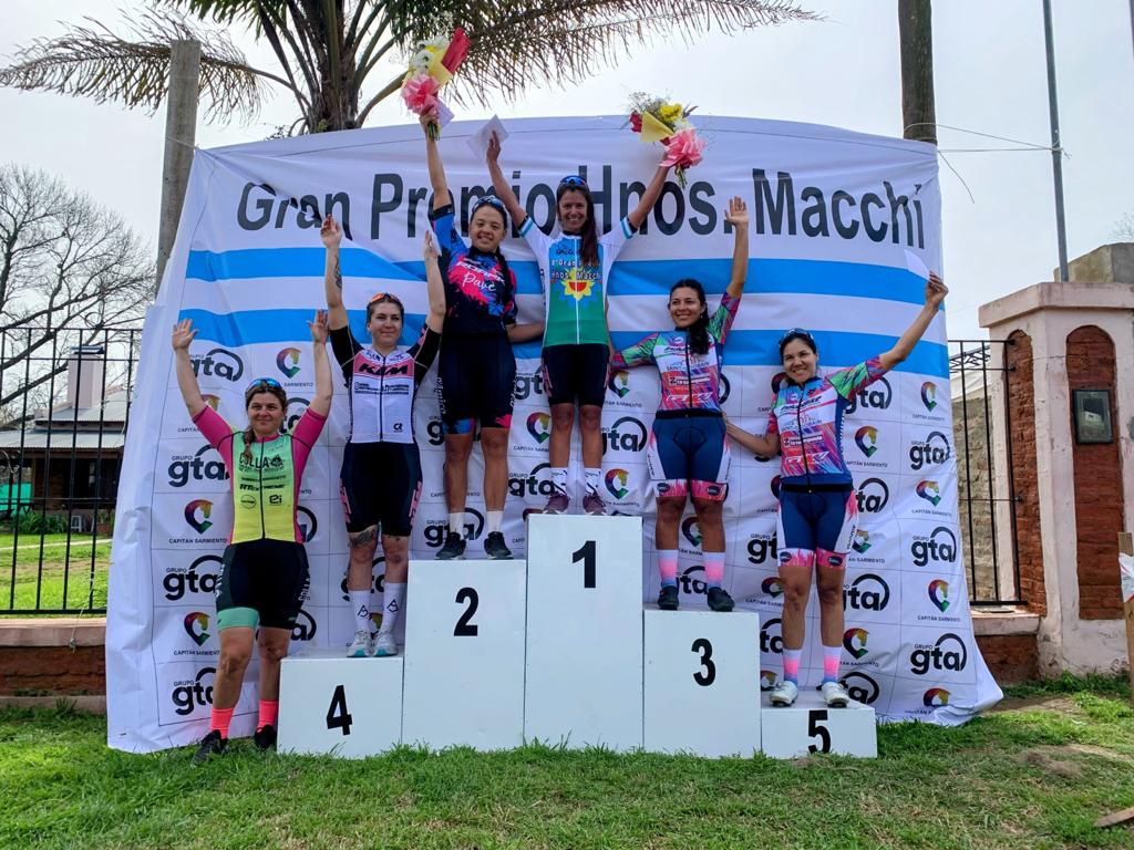 🙌 Podio con presencia #LadiesPower en #CapitánSarmiento. Una sana costumbre: <a href="/eliitocha/">elisssss</a> fue 3° mientras que <a href="/MarielaDelg26/">Mariela Delgado</a> alcanzó el 5° lugar. Sumando podios y kilómetros para lo que se viene... 🚴‍♀️ #GoLadies