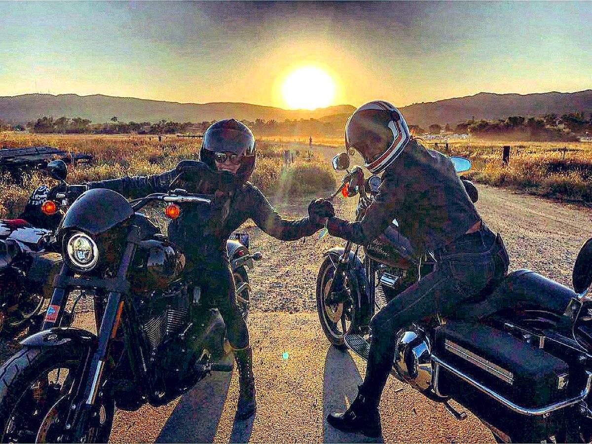 Repost: Thanks for this snap #wilked1 finally got to meet <a href="/KarenDavidsonHD/">Karen Davidson</a> on a motorcycle 🏍 stoked!
#harleydavidson #karendavidson #sunset #motolife