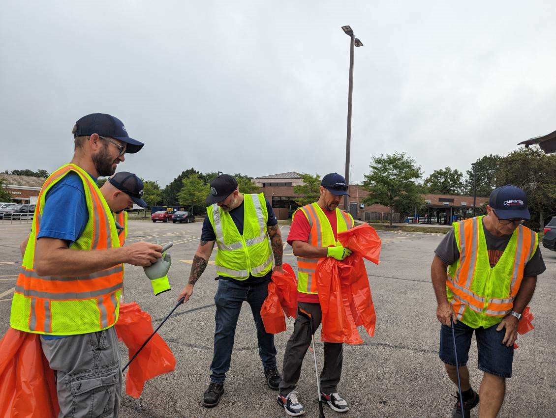 MidAmCarpenters's tweet image. #Local1889 reps and Local 1889 members did roadside cleanup in Elgin. Local 1889 is partner in “Adopt a Highway“program. They do roadside cleanup three times a year. One of many ways Carpenters do their part to make our communities a better place! Nice work Brothers and Sisters!