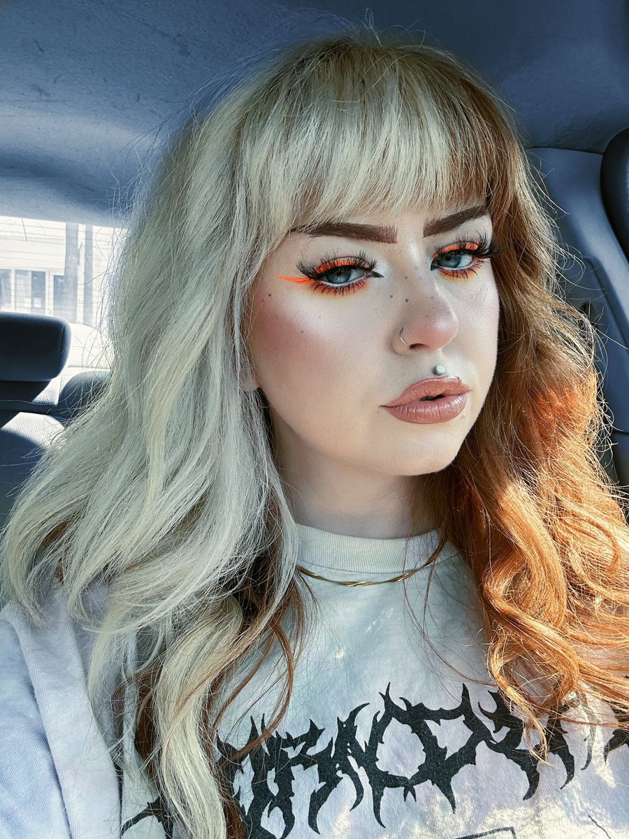 poppys_there's tweet photo. 2019 vs 2023 

Both in a born dead clothing shirt hahaha https://t.co/pjnjKujlva