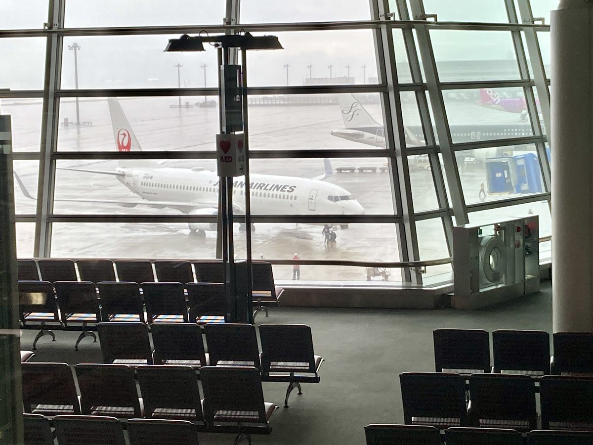 Centrairairport's tweet photo. セントレアは午前から激しい雨や雷などで不安定な天気です。一部便に欠航、遅延など発生しております。ご利用の方はご注意下さい。 https://t.co/7Nfmcgv1kN