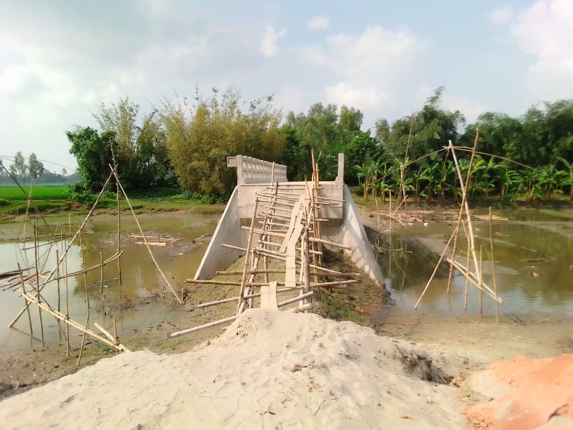 ব্রীজ নির্মানের দুই বছর পেরিয়ে গেছে, তবুও মাটি ভরাট হয়নি সংযোগ রাস্তার, পথচারীর দুর্ভোগ