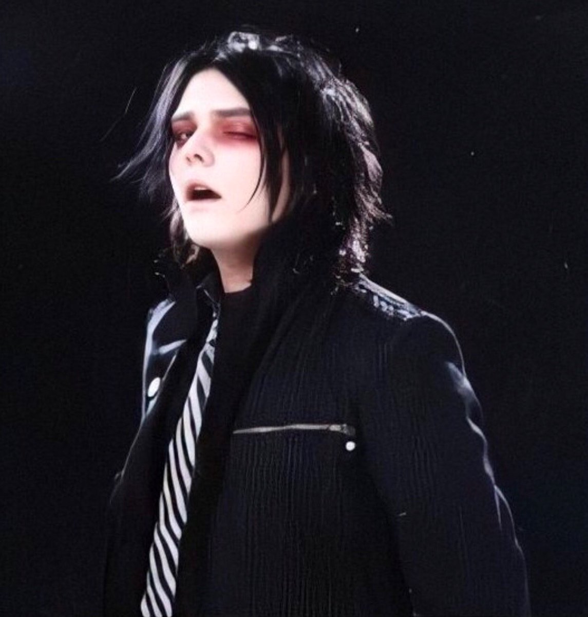 hourly gerard way (@everyhourgerard) on Twitter photo 