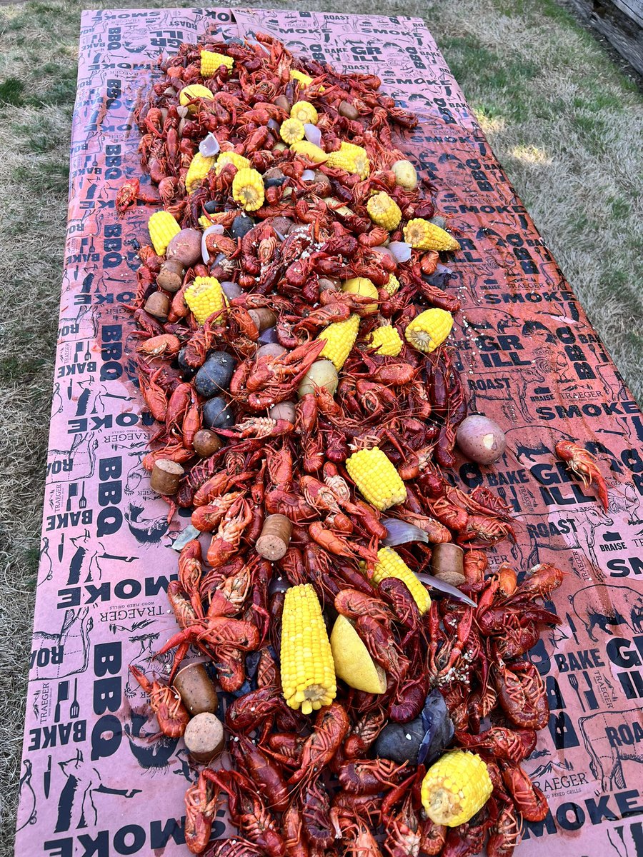 InfantryBBQRub's tweet photo. #traegergameday Where there’s a will there’s a way! Great weekend of college 🏈 Go 🦫 #traegergrills #traegerhood #teamtraeger #traegergameday #crawfish #crawfishboil #sausage https://t.co/dVMZLyoY4y