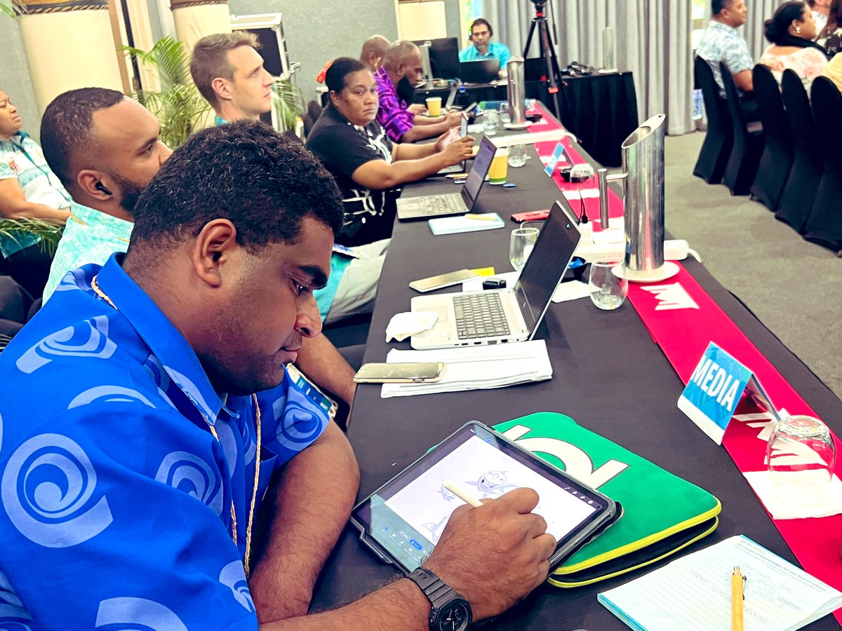 spc_live's tweet photo. Naiqama Lalabalavu, a 26-year-old self-taught Fijian artist capturing some of the amazing discussions through his live illustrations at the first Pacific Island Conference on Ocean Science and Ocean Management. @spc_cps @UNOceanDecade  #oceanknowledge  #seaofislands https://t.co/yto4FjUWtb