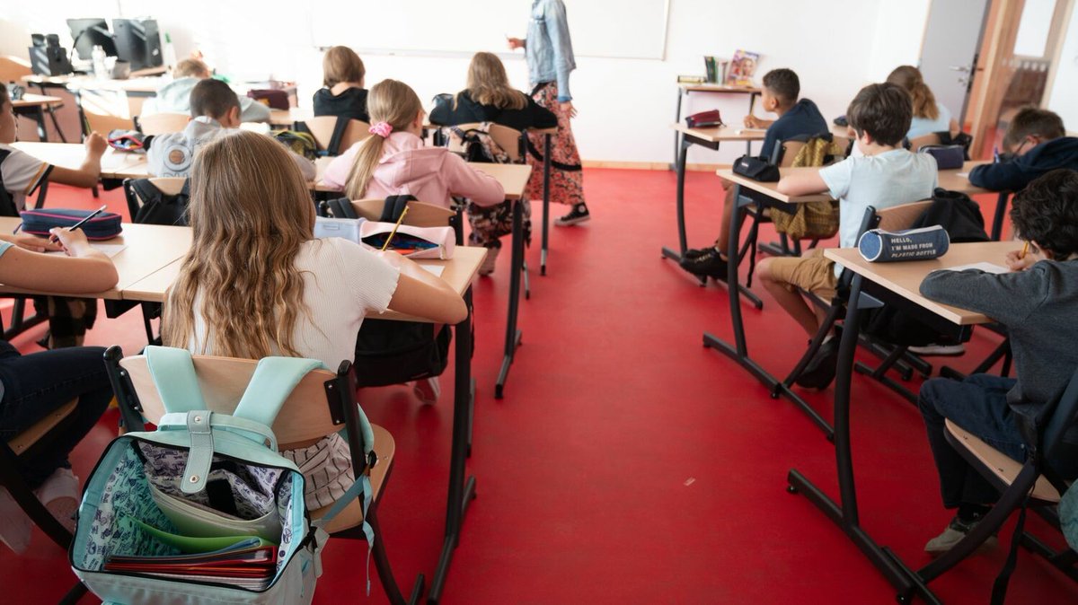 franceinfo's tweet photo. INFO FRANCEINFO. Après la rentrée scolaire, il manque un professeur dans près de la moitié des établissements selon une enquête du Snes-FSU
➡️ https://t.co/Ok2Xj6jaAG https://t.co/QR8qrtf4cc