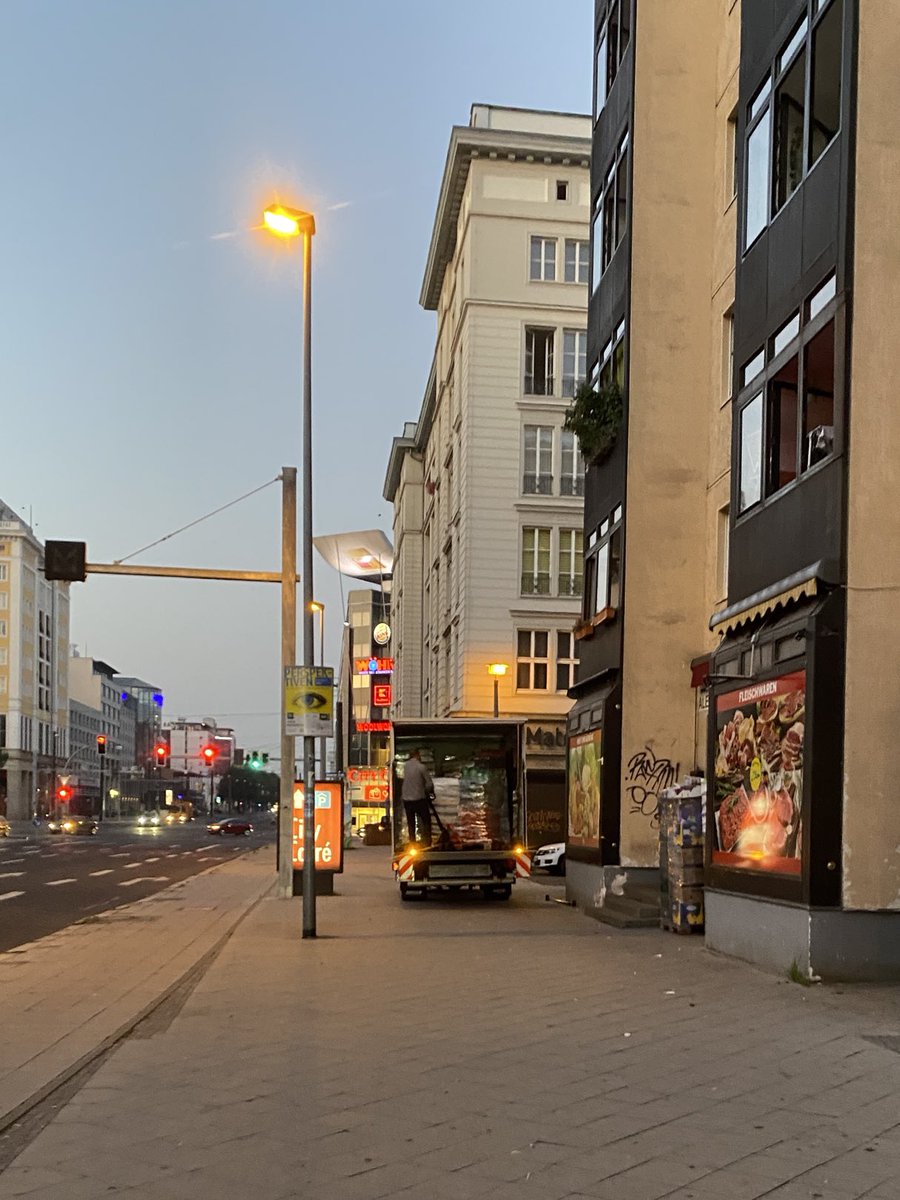 AD___md's tweet photo. Alles wie immer in der Otto-von-Guericke-Str in der ⁦@Ottostadt⁩ Lieferzone Gehweg ⁦@ottoparkt⁩ https://t.co/Px61HoTzYq
