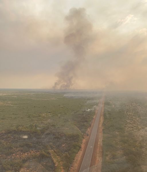 MattBrannRURAL's tweet photo. FIRE THREAT TO TENNANT CREEK🔥

@BushfiresNT says:

"The fire burning to the east of Tennant Creek has grown in size, crossing containment lines on the western side of the fire

"If the fire crosses the Gosse River, there will be a threat to the town of Tennant Creek" https://t.co/nWvcPKCguY