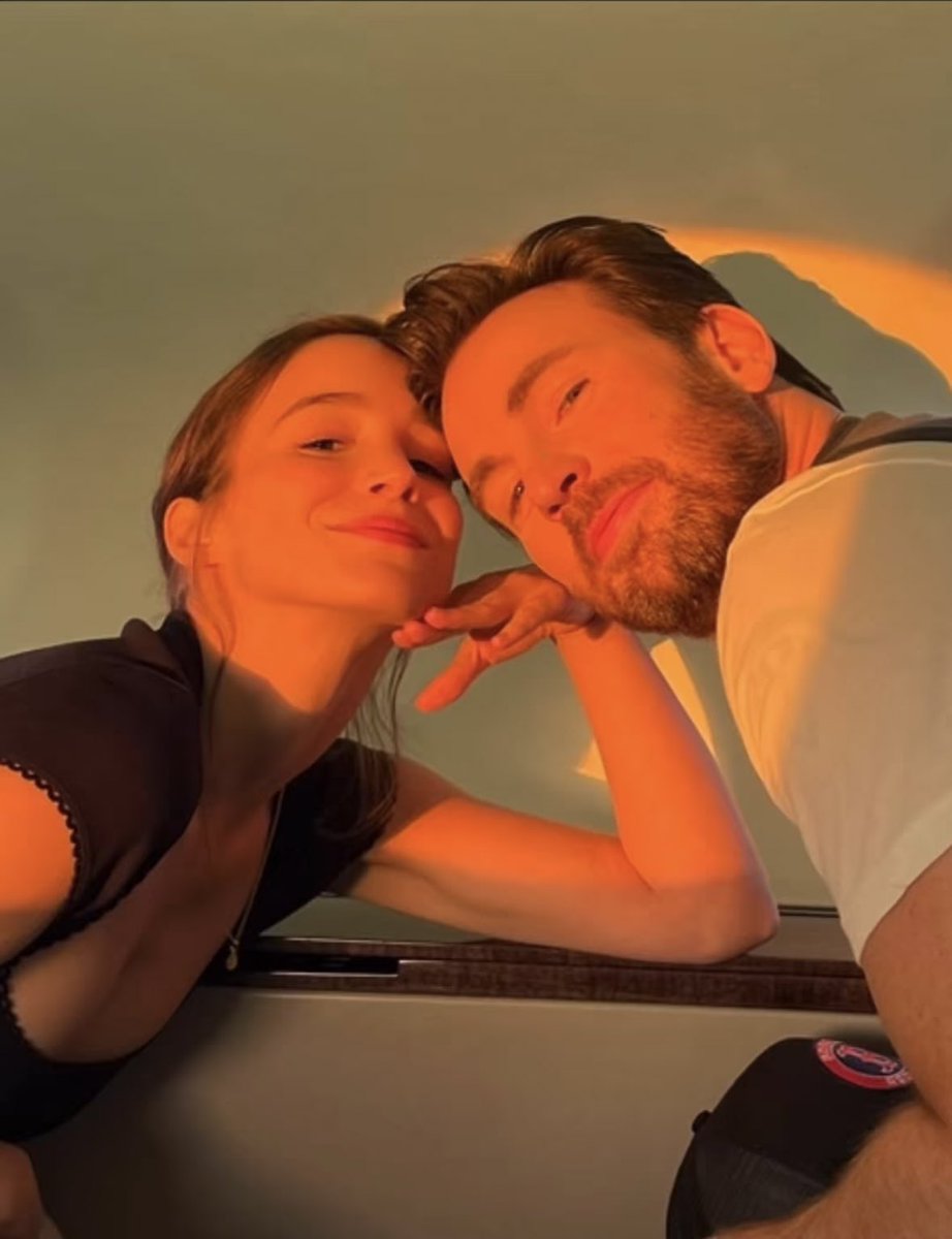 #AlbaBaptista #ChrisEvans แต่งงานกันเป็นที่เรียบร้อยในวันเสาร์ที่ 9 กันยายนที่ผ่านมา ข่าวว่าเป็นงานปิดอย่างแน่นหนาและมีเฉพาะคนสนิทเท่านั้น แขกมีการเซ็นสัญญาไม่เปิดเผยข้อมูล รวมไปถึงมีการริบโทรศัพท์มือถือด้วย 👰🏻🤵🏻‍♂️💍