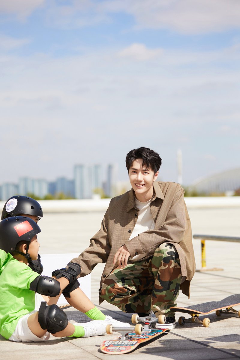 nahz_oaix's tweet photo. wang yibo gege with his 小朋友们 https://t.co/bVrrhL1X5j