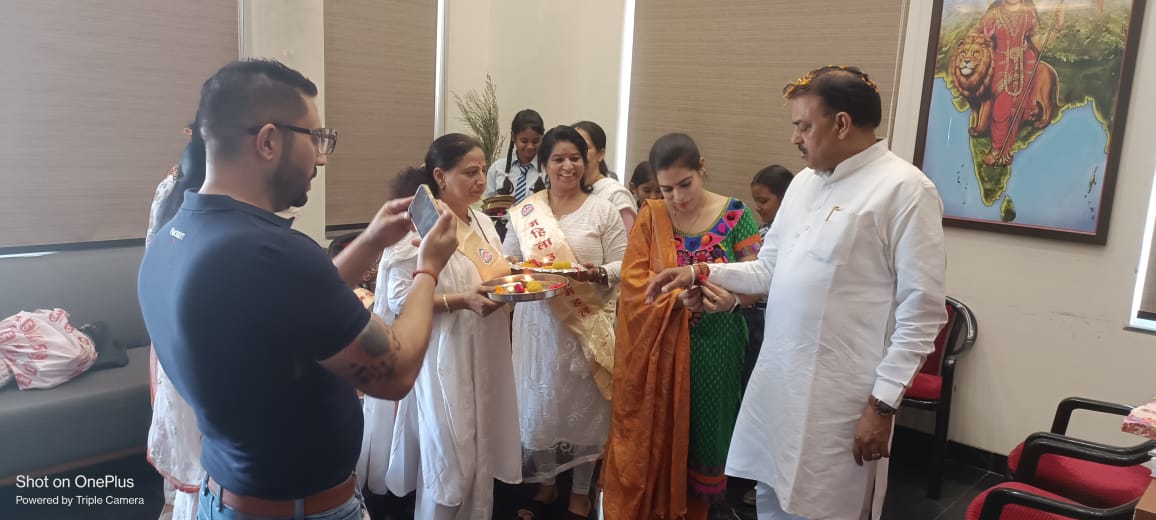 Bapujiashramfbd's tweet photo. 28.08.23
#महिला_उत्थान_मंडल,फरी���ाबाद की बहनों ने   B.J.P. के फरीदाबाद जिले के जिलाध्यक्ष श्री गोपाल शर्मा जी एवं उनके समस्त पदाधिकारी गणों के साथ वैदिक रक्षाबंधन मनाया।बहनों ने अपने शुभ संकल्पों व वैदिक रीति के साथ वैदिक रक्षासूत्र बांधते हुए उनके उज्ज्वल भविष्य की कामना की। https://t.co/9extuxDY4K