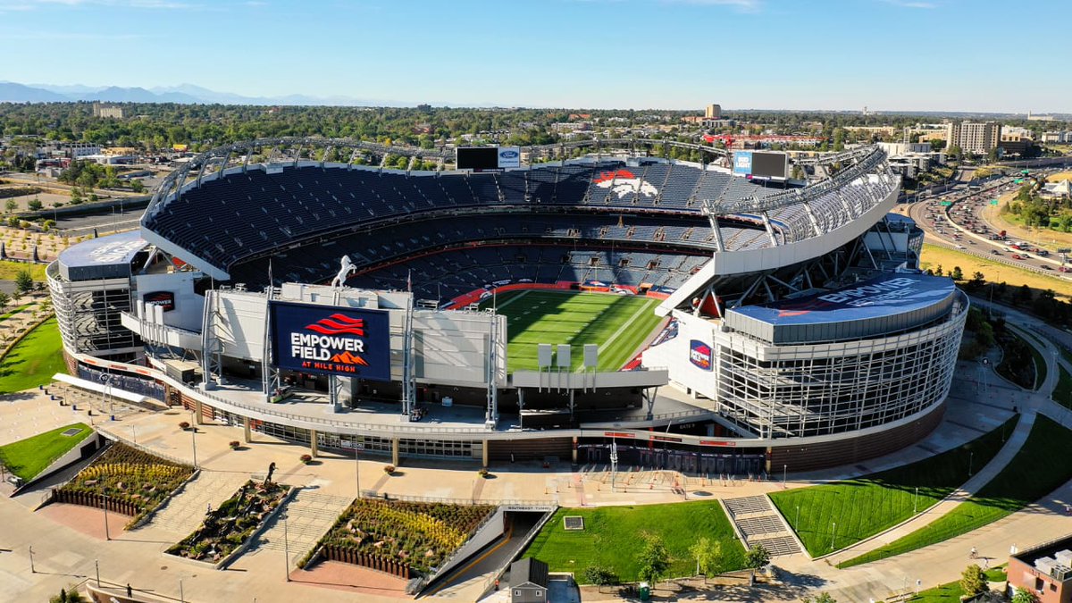 TermiteObama's tweet photo. Let's eat the Broncos' stadium #TermiteTwitter #RaiderNation https://t.co/QxPhNfwvsc