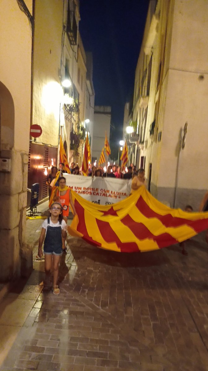 Endavant_Garraf's tweet image. 🔴Marxa de torxes per la Independència a Vilanova i la Geltrú. 
Després parlaments d&apos;@ArranVilanova, @arauna i #EudaldVilamajó.

👉🏾I en acabat actuació de @Subversions9

Som un poble que lluita,
Som Països Catalans! ✊🏽⭐

#11setembre2023