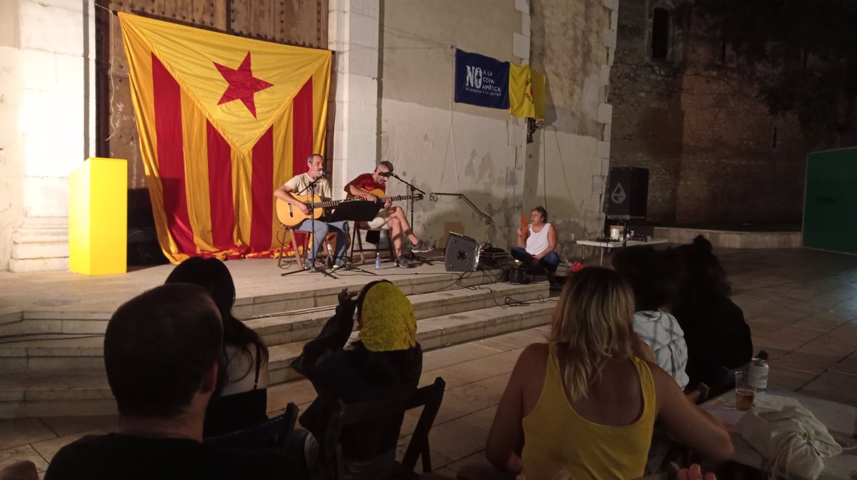 Endavant_Garraf's tweet image. 🔴Marxa de torxes per la Independència a Vilanova i la Geltrú. 
Després parlaments d&apos;@ArranVilanova, @arauna i #EudaldVilamajó.

👉🏾I en acabat actuació de @Subversions9

Som un poble que lluita,
Som Països Catalans! ✊🏽⭐

#11setembre2023
