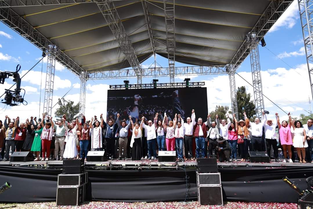 fernando_da1's tweet photo. Hoy fue un día lleno de alegría en la Alcaldía Iztapalapa,  el respaldo de los vecinos y vecinas a la compañera Clara Brugada es contundente. 
Enhorabuena por tu Informe de Gobierno, seguimos caminando, la ruta ya está muy clara ✊️ https://t.co/UrYtzEhtx0