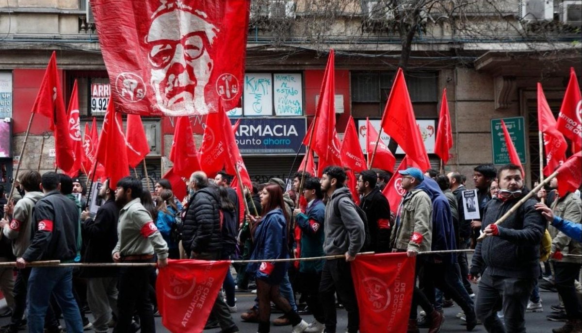 FranciscoSabaC's tweet photo. Por su puesto que condenamos la violencia, en bloque y sin reservas, pero tambien se trata de lograr organización donde se impone el individualismo cobarde y mediocre. La memoria es una construcción común del pueblo de Chile, en ningún caso una excusa para los pusilánimes. https://t.co/ClRAa5Nq69