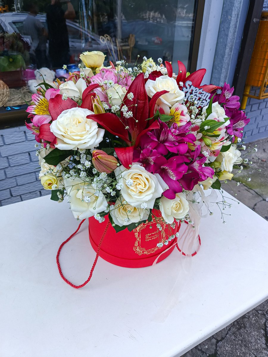 zare_entuzijast's tweet photo. #happybirthday #birthdaygift #bigflowerbox #redflowerbox #lilies #astromeria #lizianthus #roses #redorientallilies #whiteastromeria #pinkastromeria https://t.co/4NCHwxIYyJ