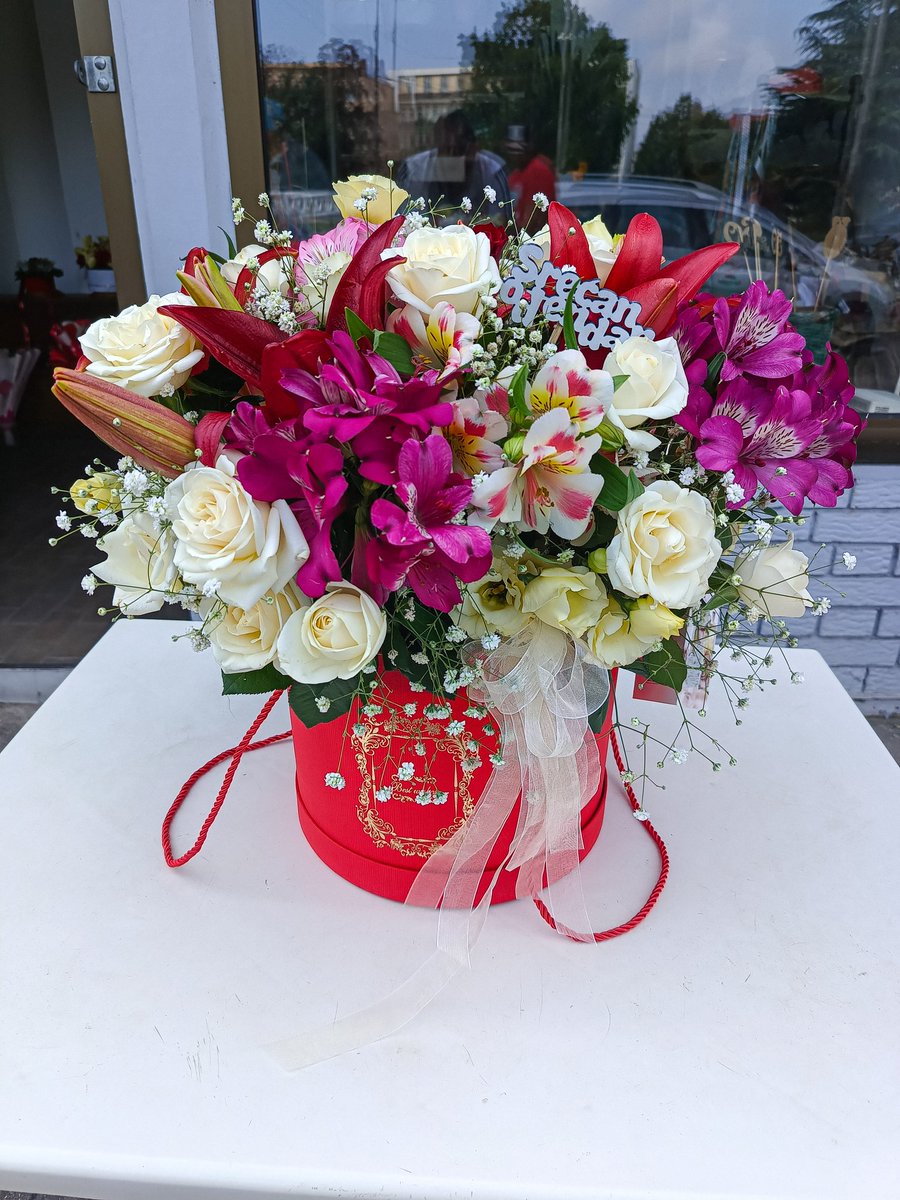 zare_entuzijast's tweet photo. #happybirthday #birthdaygift #bigflowerbox #redflowerbox #lilies #astromeria #lizianthus #roses #redorientallilies #whiteastromeria #pinkastromeria https://t.co/4NCHwxIYyJ