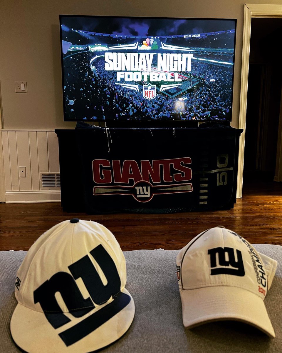 Nerd_Caster's tweet photo. LETS GOOOOOOO #nygiants #nyc #bleedblue #NFL #sundaynightfootball #gmen #football #openingday https://t.co/rzMwKTXJBk