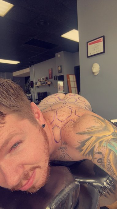 Here&rsquo;s another booty pic I took from the tattoo table 😚😏 https://t.co/AYIas2f7eZ