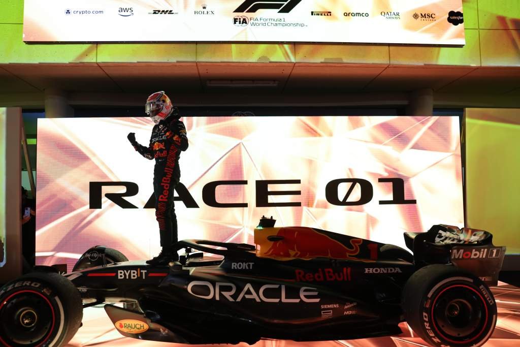Formula0_versee's tweet photo. MAAAX VERSTAPPEN SEGURA AS INVESTIDAS DE SEU COMPANHEIRO E VENCE O GRANDE PREMIO DO BAHRAIN DE 2024!!!

COM UMA CORRIDA FOCADA NAS ESTRATEGIAS A @RBR_F0 CONQUISTA SUA PRIMEIRA DOBRADINHA APOS UM TERRIVEL 2023, E A @AMF0_TEAM FINALMENTE CONQUISTA UM PODIO QUE PODE SER O ALIVIO PARA UMA EQUIPE TAO PRESSIONADA!!

UMA BELA CORRIDA AQUI, MAS O CAMPEONATO ESTA APENAS COMEÇANDO!!!