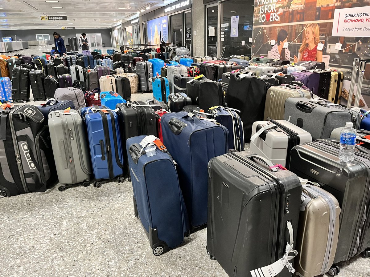 FrancisDB's tweet photo. @united’s approach to luggage tracking needs a lot of work. Online system is useless and there are lots of supervisors walking around but only one trying to help people. https://t.co/enPeqCPPVF