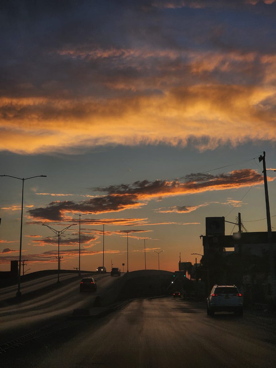 MisabelRendon's tweet photo. @imagenZea #Amanece un hermoso atardecer en mi Heroica Ciudad de Matamoros. Acá seguimos con temperaturas de 38 grados, con sensación térmica de 43 🥵🥵 Saludos equipo https://t.co/QOmslrRyeE