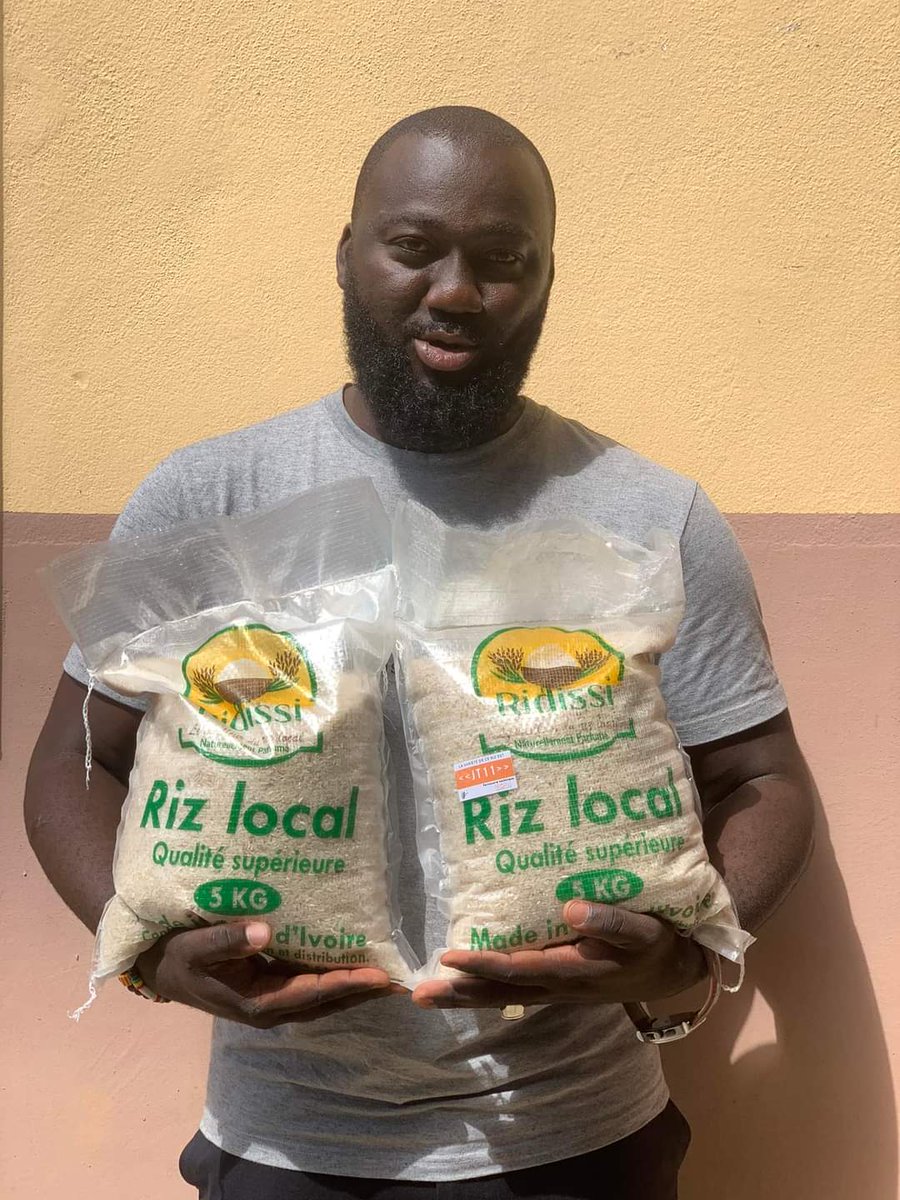 edithbrou's tweet photo. Texte très instructif de l'entrepreneur Stéphane Tia Gueu à lire jusqu'au bout 🧶👇🏾

"Tout d’abord, je tiens à vous remercier pour les nombreux partages et la forte communication autour de votre marque de riz local riz d’ici Ridissi. 
Merci beaucoup, je tenais à vous remercier particulièrement parce que j’ai connu 3 jours de gloire autour de cette marque sur la toile mais:

Maintenant, vous savez déjà parce que j’en parle depuis environ 5 ans maintenant, je tiens à préciser que:
Mon problème ce n’est pas la vente ni la communication parce que moi seul j’arrive à vendre dans mon réseau sans communication aucune jusqu’en faire des ruptures (Je ne suis pas humble hyn).😂
Jusqu’au point où je n’arrive même plus à ravitailler mes premiers clients parce que les satisfaits ramènent toujours des nombreux nouveaux clients car le riz, il est super bon.

Sincèrement, il ne sert à rien de charger la communication pour réveiller les supermarchés, les grossistes, les revendeurs et les consommateurs pour que le riz finisse en deux semaines. 
Après c’est vous les mêmes Ivoiriens qui diront encore sur la toile ici que: « Ouais vous les ivoiriens, on veut vous encourager, vous commencez quelque chose, vous ne terminez pas, des paresseux comme ça, on a goûté votre riz on a aimé, on en veut encore c’est fini, riz importé est mieux parce que c’est toujours disponible partout.»
La communication sans produit en stock est nul et sans effet. 

Mon équipe et moi travaillons déjà sur plus de 600 hectares, de la production à la transformation jusqu’à la distribution, et croyez moi, moi seul dans mon réseau de distribution sans communication aucune, ça ne suffit pas, je vends tout moi seul.
Maintenant vous avez soulevé votre marque Ridissi très haut, si ces temps-ci le peu qu’il y a en stock finit, les clients vont nous traiter de paresseux parce qu’on n’a pas assez et parce qu’on n’en vend pas partout. 

- Nous voulons passer de 600 hectares à 1500 hectares déjà mais nous avons besoin des partenaires pour nous donner des bas-fonds aménagés afin de produire le riz même en contre-saison.
Whastapp 0709720781 

- Nous avons besoin des partenaires d’affaires qui peuvent nous accompagner dans l’aménagement de nos bas-fond qu’on possède déjà afin d’avoir assez de bas-fond aménagés pour faciliter les cultures 3 fois dans l’année. 
Whastapp 0709720781. 

- Nous avons besoin des partenaires spécialisés en machine agricole, fabrication ou vente de machine agricole, pour nous accompagner avec des machines qui travailleront que toute l’unité de valeur, des machines de la production, des machines de la transformation et des machines de la distribution. 
Whastapp 0709720781. 

- Nous avons besoin des partenaires d’affaires pour nous accompagner financièrement, des structures ou des particuliers qui veulent investir pour acheter des actions dans notre entreprise, nous sommes ouverts pour toute collaboration. 
Whastapp 0709720781 

Vous vous plaignez que le riz local coûte chère mais sans la mécanisation de l’agriculture le riz local coûtera toujours chère. 

Nous avons encore besoin des partenaires qui peuvent nous accompagner en engrais, produit phytosanitaires, herbicides insecticides et consor. 

Demain lundi et mardi, je serai au bureau avec mon équipe pour répondre à toutes les questions et signer toute type de collaboration qui feront promouvoir le riz Ivoirien et l’agriculture Ivoirienne. 
Bureau: Bâtiment FACIMEX, en face de Mahikari aux deux plateaux non loin de l’ancienne ambassade de chine.

Nous pouvons vendre le riz local très moins chère mais sans machine, c’est impossible.

Mon Whastapp personnel: 0709720781."