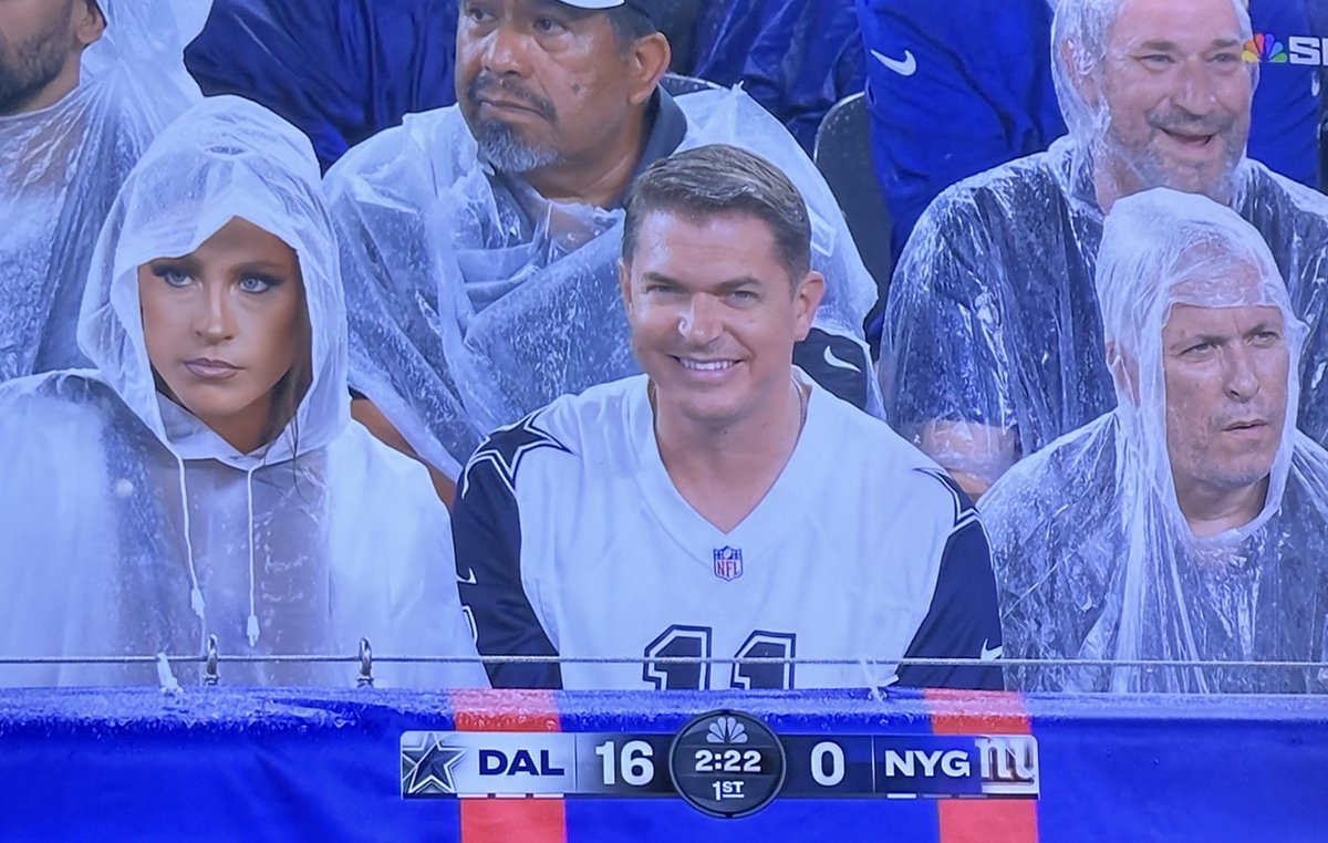 NFLIreland's tweet photo. THIS GUY 😂😂😂😂

#SNF https://t.co/qh5wW4Krm0