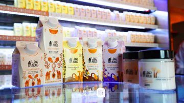 الرئيس التنفيذي لشركة سواني:
اشترينا أرض في شقراء مساحتها 6 مليون م² تستوعب أكثر من 30 ألف رأس من الإبل.

- 12 مصنع
- 15 محلب
- 15 منتج (قشطة- لبنة- فلات وايت- حليب بنكهات)
- الأسعار تبدأ من 7 ريال إلى 50 ريال.
- نستهدف التصدير للخارج

تتوقعون نجاحهم أو مجرد شركة تعزيز للتراث؟