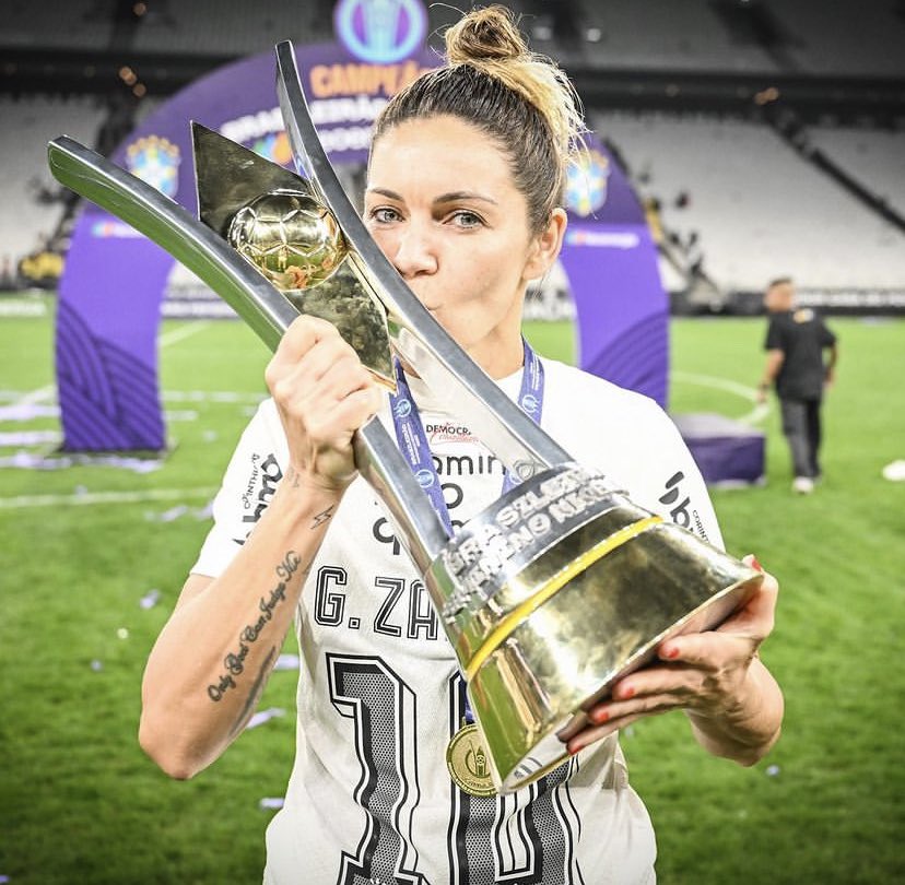 Lari Zanotti 🧙🏻‍♀️🍴🐉 tweet media