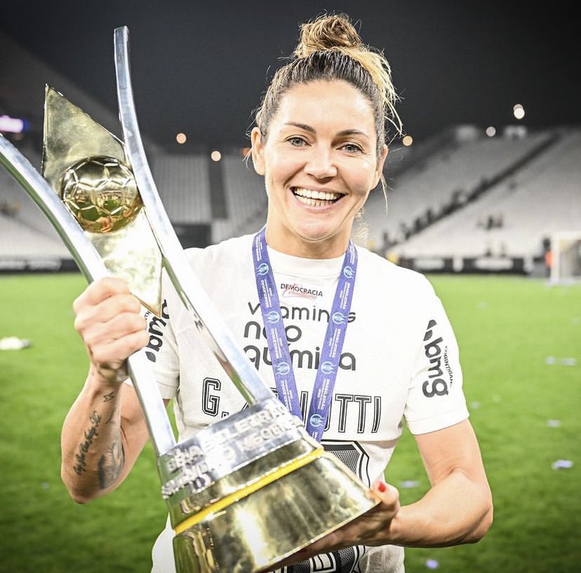 Lari Zanotti 🧙🏻‍♀️🍴🐉 tweet media