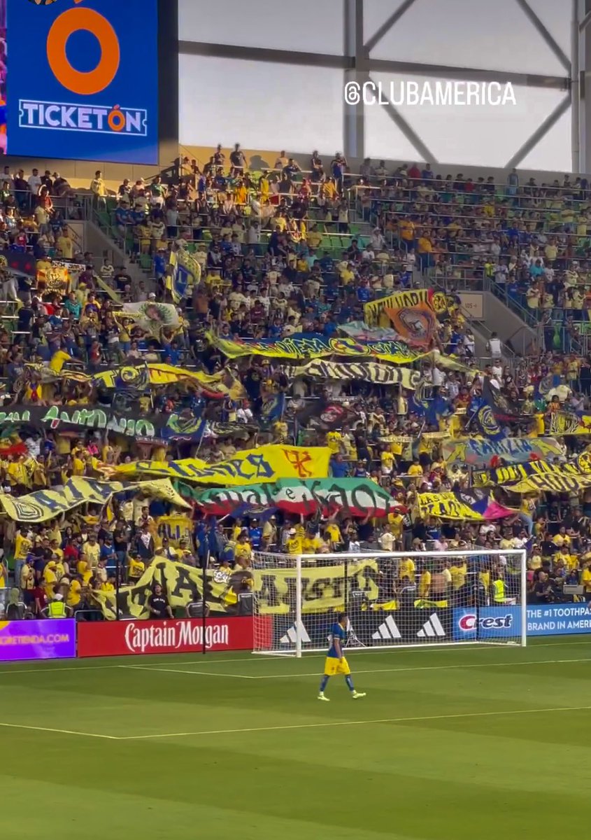 johncarp1916's tweet photo. La pasión por el @ClubAmerica mueve multitudes en 2 países, no hay equipo que pueda igualar lo que provoca América en Estados Unidos.
@AldoFariasGzz no te confundas, tu equipo nos importa un carajo. La fiesta es para el Club América, El Más Grande!
#Losdueñosdelgabacho
#LQME2P https://t.co/FCBfPl3ucZ