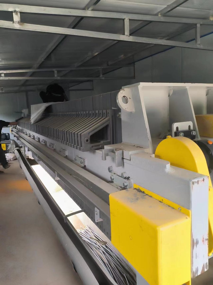 chfilters56991's tweet image. Shaanxi Tongchuan coal mine customer site. The customer uses an air flotation machine at the front end to separate small suspended solids and a filter press at the back end to achieve final solid-liquid separation.#filterpress #pressfilter