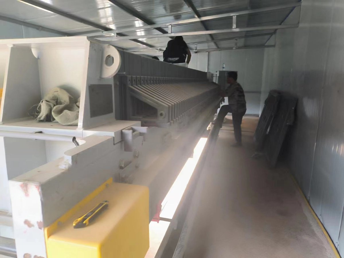 chfilters56991's tweet image. Shaanxi Tongchuan coal mine customer site. The customer uses an air flotation machine at the front end to separate small suspended solids and a filter press at the back end to achieve final solid-liquid separation.#filterpress #pressfilter