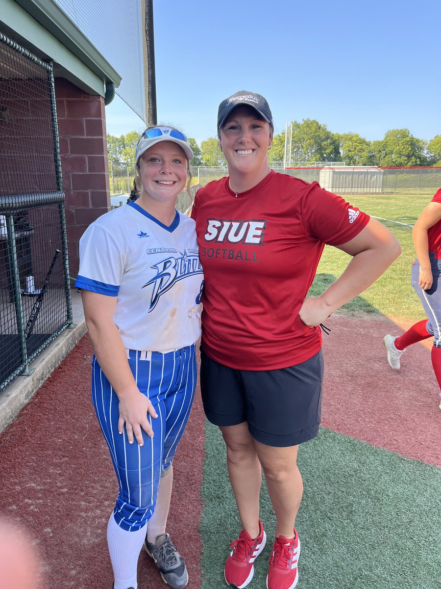 I had a great time today at SIUE softball camp with @Alyvia_Streb! Thank you @SIUESB and @CoachSorden for hosting!!