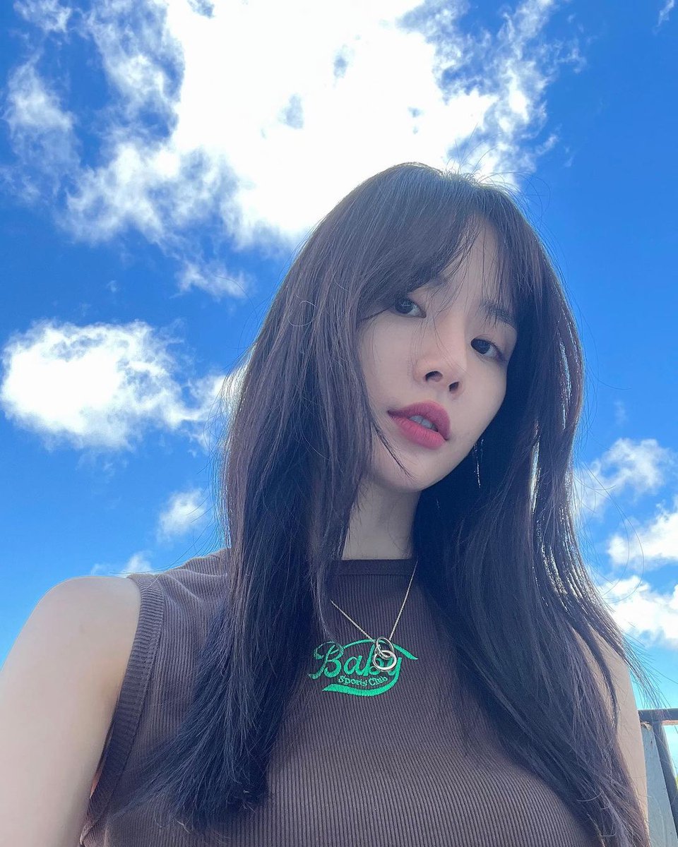 Starting the week with a cheerful spirit, manifesting  for a day filled with joy until the day's end. May this positive energy shines upon you as well.