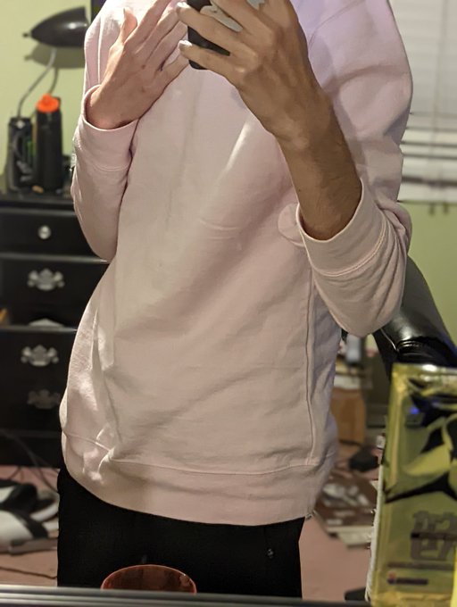 I like this sweater. I think the color looks good on me https://t.co/wiVX9V8ink