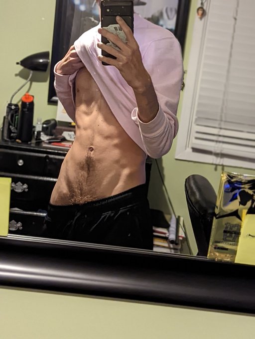 I like this sweater. I think the color looks good on me https://t.co/wiVX9V8ink