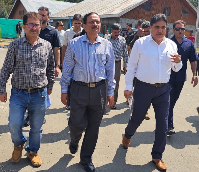 dar_Zubair_07's tweet photo. Advisor to LG, Sh. Rajeev Rai Bhatnagar, visited #Kokernag and inspected the #FishFarmingProject. He highlighted the potential in the fisheries sector for #youth_employment and emphasized the importance of sustainable and environmentally responsible fish farming.
@OfficeOfLGJandK https://t.co/5Gg8wsOC5Z