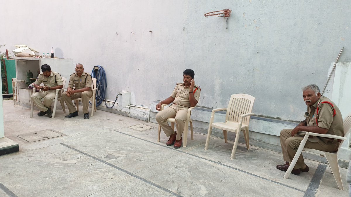 DrGVPraveenKum1's tweet photo. ఈ రోజు తెలుగుదేశం పార్టీ ఇచ్చిన రాష్ట్ర బంద్ లో పాల్గొనకుండా ప్రొద్దుటూరు ఇంచార్జి డా.జి.వి.ప్రవీణ్ కుమార్ రెడ్డి ని నిలువరించడానికి వారి ఇంటి చుట్టూ పోలీసుల కాపలా..
#Proddatur #UkkuPraveen #TDP
#apstatebandh
#FalseCasesAgainstNaidu
#SelfGoalByJagan https://t.co/i6QbHmDH5Q