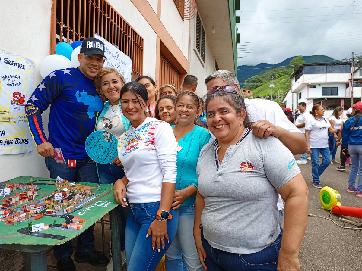 Inauguración Base de misión El sol Brilla para Todos 
<a href="/NicolasMaduro/">Nicolás Maduro</a> 
<a href="/FreddyBernal/">Freddy Bernal</a>