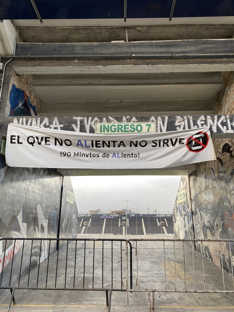 “O que não torce não serve (celulares proibidos)” “Nunca jogarão em silêncio”

Recados nos acessos para as arquibancadas do estádio Alejandro Villanueva, do Alianza Lima, no Peru.
